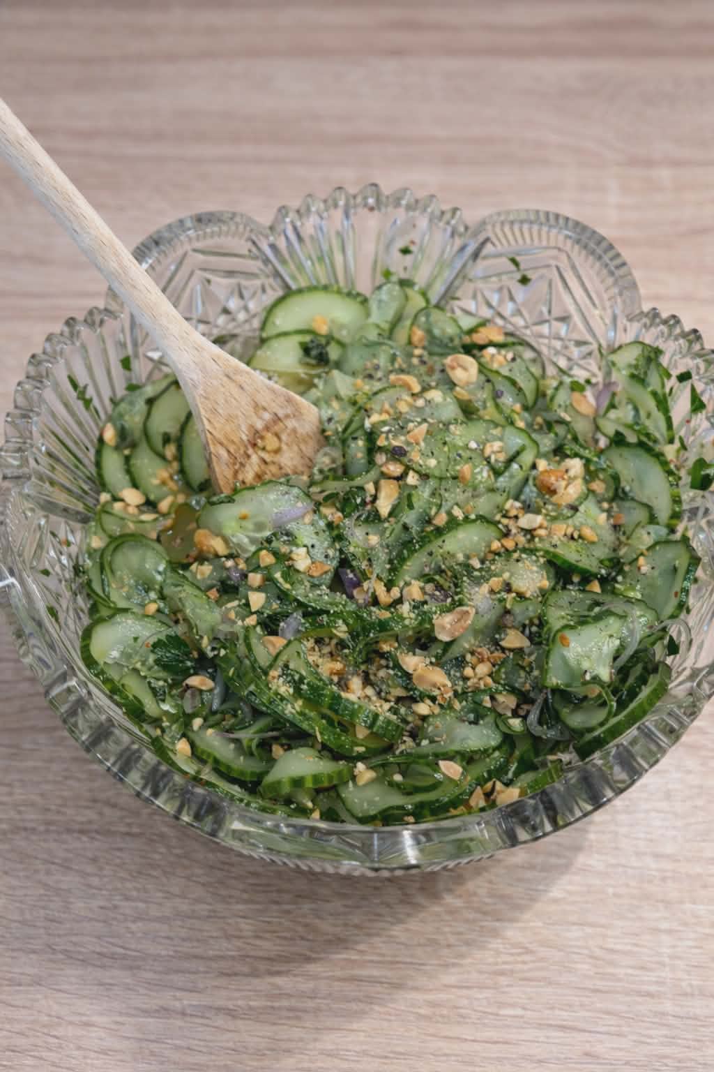 Salade de concombre thaï : herbes fraîches et cacahuètes